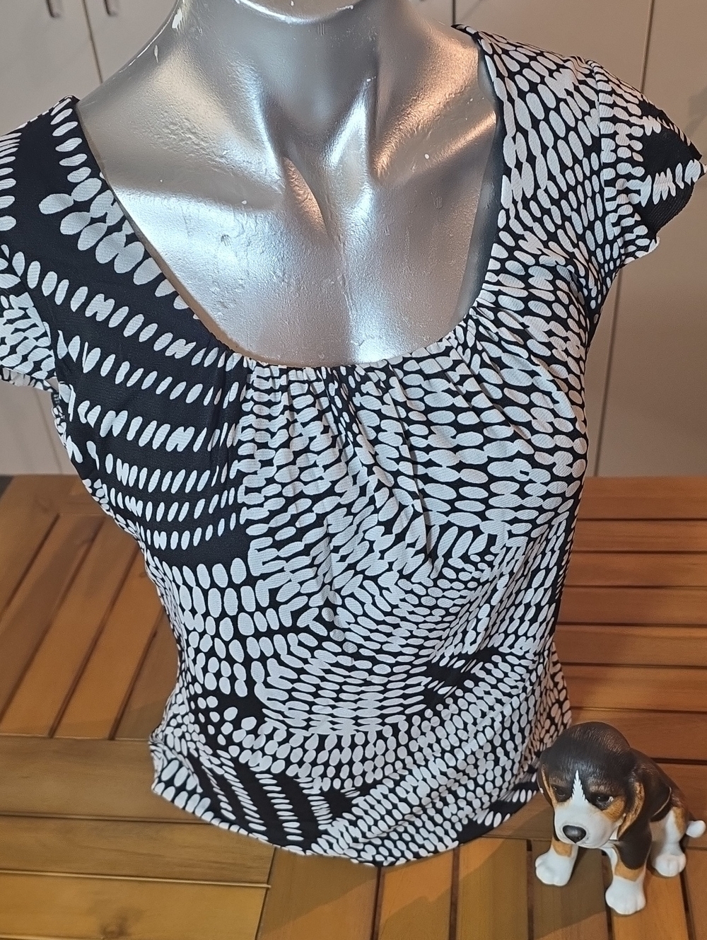 Women's Black & White Scoop Neck Cap Sleeve Top